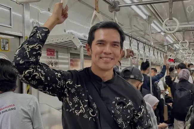Potret Adrian Maulana naik KRL. [Instagram]